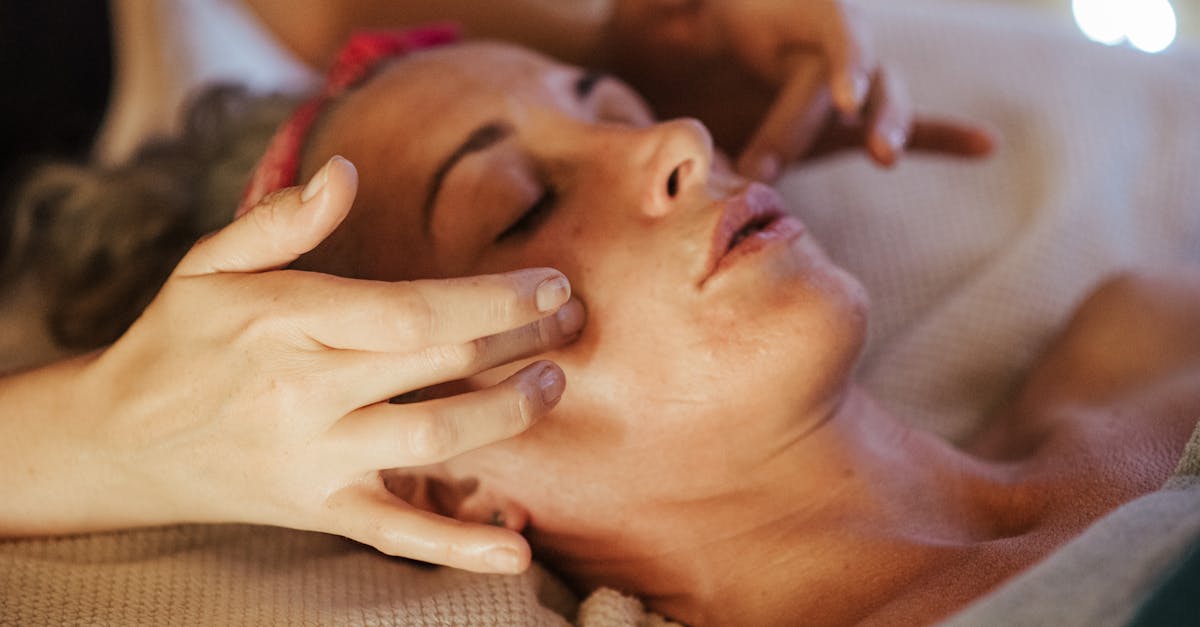découvrez les bienfaits du massage facial kobido, une technique japonaise ancestrale qui revitalise la peau, réduit les signes de l'âge et procure une relaxation profonde.